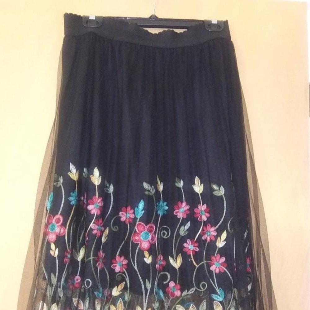 Studio West Apparel Size Medium Netted Skirt - image 1